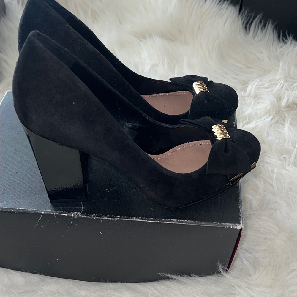 Vince Camuto Black Heels with Gold Bow Detail - Picture 7 of 11